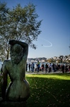 Die Dame beim General-Guisan-Quai schaut sich die Flugshow in Luzern an