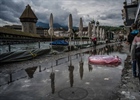Spazieren und das Hochwasser in Luzern photographieren