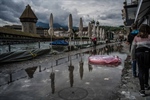 Spazieren und das Hochwasser in Luzern photographieren