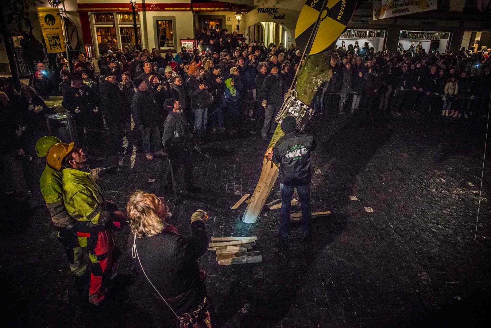 Fasnacht2015 - Stellen des Guugerbaumes