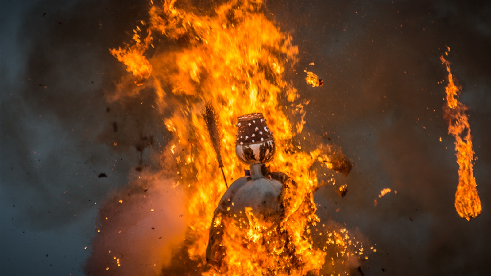 Die Luzerner verdrehten dem Böögg den Kopf und er fiel einfach runter - Sechseläuten 2016