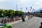 Mit Speed auf der falschen Seite über die Seebrücke - Tour de Suisse in Luzern