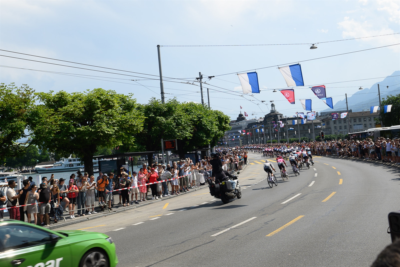 Mit Speed auf der falschen Seite über die Seebrücke - Tour de Suisse in Luzern